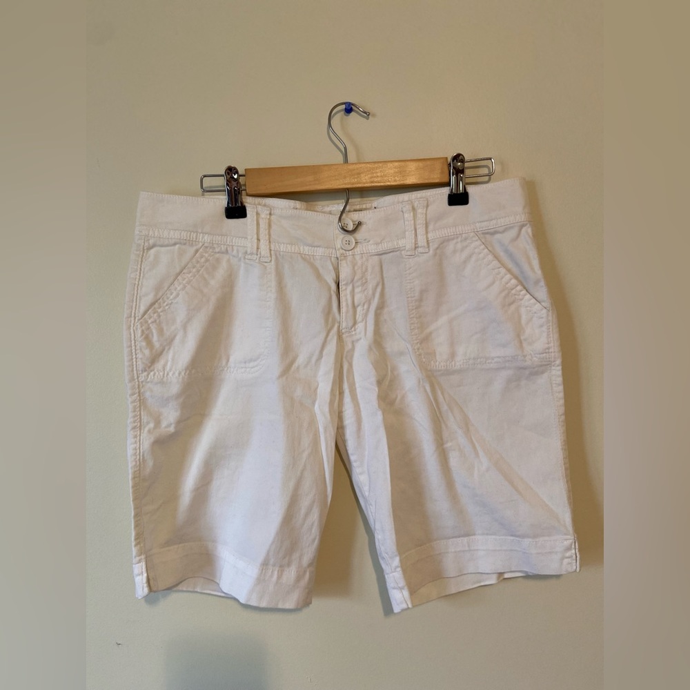 HOLLISTER Bermuda Shorts in White - Size 9